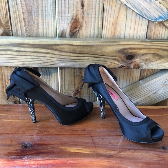 Betsey Johnson Black Bow Back Peep Toe Crystal Heel Pumps Casey Y-R Size 6.5 - Picture 1 of 12
